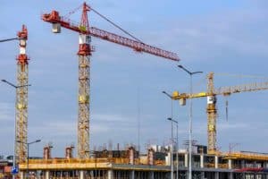 Infrastrucktur Projekte im Kosovo - Kran und Baustelle